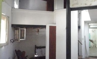 CASA DE 2 1/2 AMBIENTES SOBRE LOTE PEQUEÑO Y BIEN UBICADO-