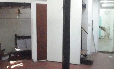 CASA DE 2 1/2 AMBIENTES SOBRE LOTE PEQUEÑO Y BIEN UBICADO-
