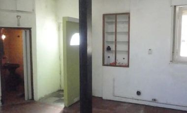 CASA DE 2 1/2 AMBIENTES SOBRE LOTE PEQUEÑO Y BIEN UBICADO-