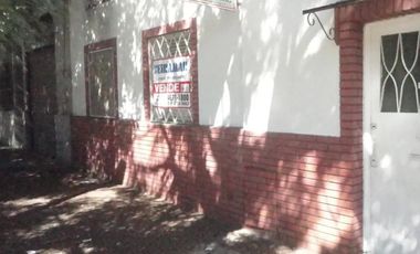 CASA DE 2 1/2 AMBIENTES SOBRE LOTE PEQUEÑO Y BIEN UBICADO-