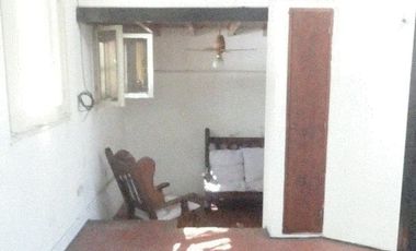 CASA DE 2 1/2 AMBIENTES SOBRE LOTE PEQUEÑO Y BIEN UBICADO-