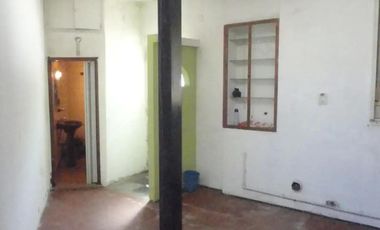 CASA DE 2 1/2 AMBIENTES SOBRE LOTE PEQUEÑO Y BIEN UBICADO-