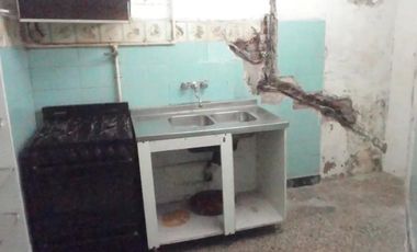 CASA DE 2 1/2 AMBIENTES SOBRE LOTE PEQUEÑO Y BIEN UBICADO-