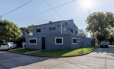 Chalet de 5 ambientes con parque y cochera