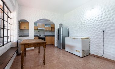 Chalet de 5 ambientes con parque y cochera