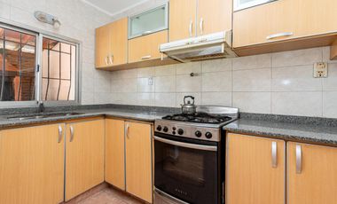 Chalet de 5 ambientes con parque y cochera