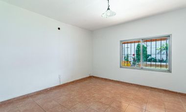 Chalet de 5 ambientes con parque y cochera