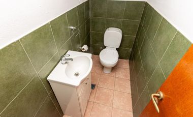 Chalet de 5 ambientes con parque y cochera