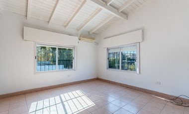 Chalet de 5 ambientes con parque y cochera