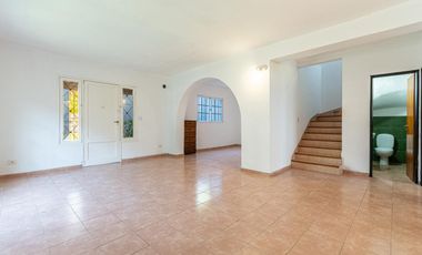 Chalet de 5 ambientes con parque y cochera