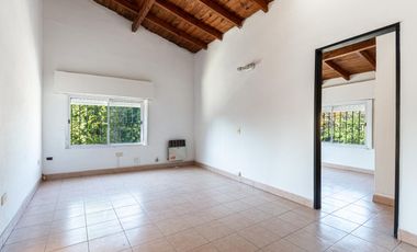 Chalet de 5 ambientes con parque y cochera