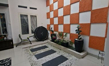 DIJUAL RUMAH DENGAN INTERIOR DAN PERABOTAN