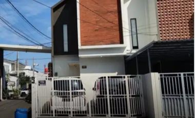 Dijual rumah dengan Fasilitas kolam renang Jatiwaringin Bekasi