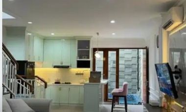 Dijual rumah dengan Fasilitas kolam renang Jatiwaringin Bekasi