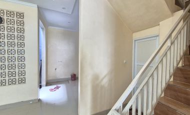 Rumah mewah dua lantai deket jalan raya