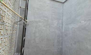 Rumah mewah dua lantai deket jalan raya