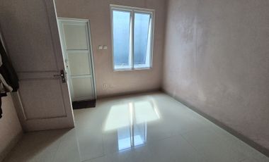 Rumah mewah dua lantai deket jalan raya