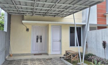 Rumah mewah dua lantai deket jalan raya