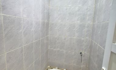 Rumah mewah dua lantai deket jalan raya