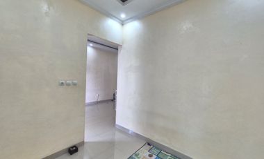 Rumah mewah dua lantai deket jalan raya