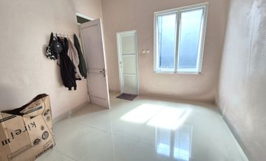 Rumah mewah dua lantai deket jalan raya