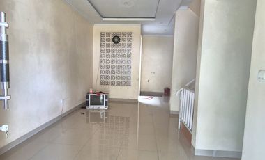 Rumah mewah dua lantai deket jalan raya