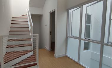 Rumah 2 lantai + Rooftop Cantik dekat halte busway adam malik