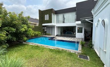 Rumah berfasilitas kolam renang di kota Cirebon