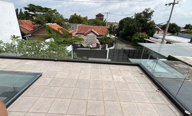 Rumah berfasilitas kolam renang di kota Cirebon
