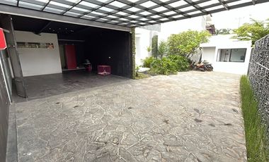 Rumah berfasilitas kolam renang di kota Cirebon