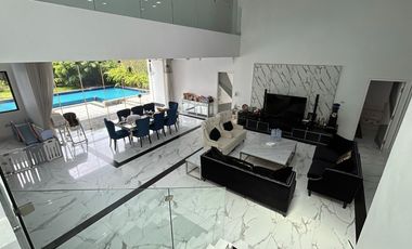 Rumah berfasilitas kolam renang di kota Cirebon