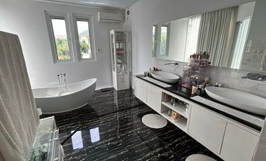 Rumah berfasilitas kolam renang di kota Cirebon