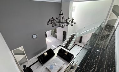 Rumah berfasilitas kolam renang di kota Cirebon