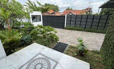 Rumah berfasilitas kolam renang di kota Cirebon