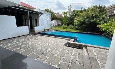 Rumah berfasilitas kolam renang di kota Cirebon