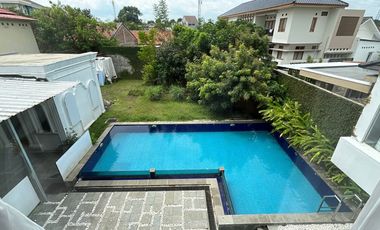 Rumah berfasilitas kolam renang di kota Cirebon