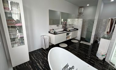 Rumah berfasilitas kolam renang di kota Cirebon