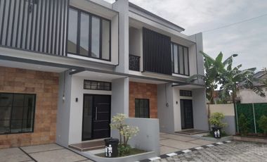 A022 - Hunian Tingkat Limasan Cantik Timur Sambilegi