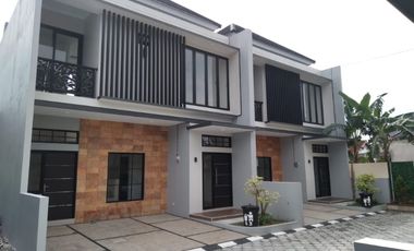 A022 - Hunian Tingkat Limasan Cantik Timur Sambilegi