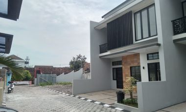 A022 - Hunian Tingkat Limasan Cantik Timur Sambilegi