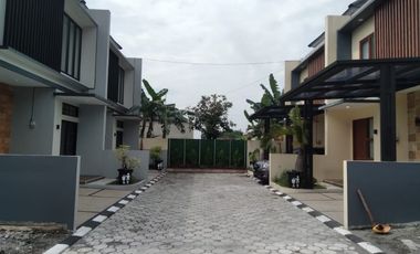 A022 - Hunian Tingkat Limasan Cantik Timur Sambilegi