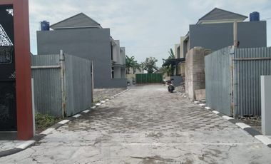 A022 - Hunian Tingkat Limasan Cantik Timur Sambilegi