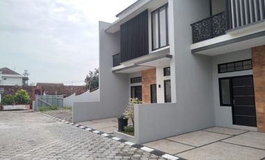 A022 - Hunian Tingkat Limasan Cantik Timur Sambilegi