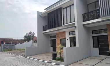 A022 - Hunian Tingkat Limasan Cantik Timur Sambilegi