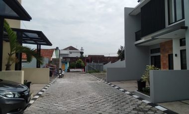 A022 - Hunian Tingkat Limasan Cantik Timur Sambilegi