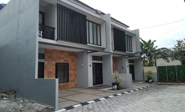 A022 - Hunian Tingkat Limasan Cantik Timur Sambilegi