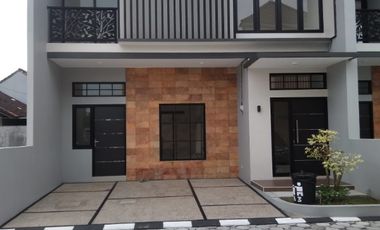 A022 - Hunian Tingkat Limasan Cantik Timur Sambilegi