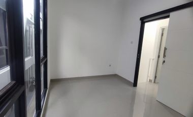 Dijual rumah modern 2 lantai di jl.kamboja matraman jakarta timur
