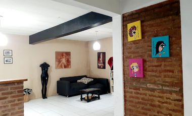 Casa sobre Guido Spano, con lote ideal