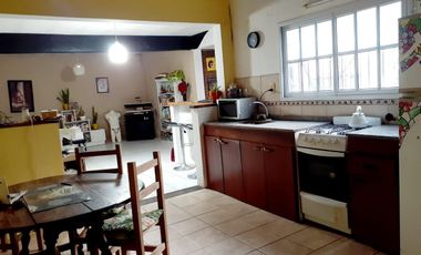 Casa sobre Guido Spano, con lote ideal